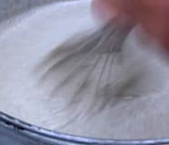 Johan vispar ihop rågmjöl och vatten