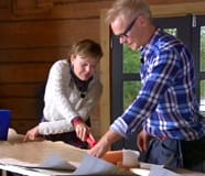 Susanna och Jim limmar tapet