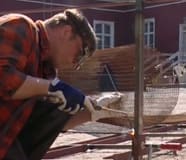 Johan svetsar ihop staketets stomme class=