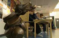 Sagofigur och skolelever