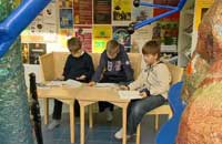Skolelever studerar i sagomiljö