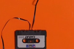 En gammal kassett limmad på tavlan blir pricken över i