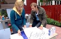Camilla och Matias passar mallarna på fanerskivorna