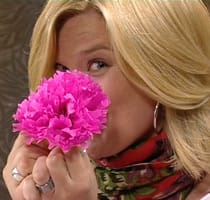 Camilla med en blomma