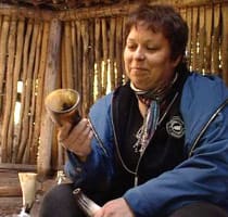 Elisabeth ser nöjd ut med sitt dryckeshorn
