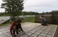 Jim och Catharina bygger gjutformen för plattorna
