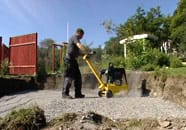 Johan kör markvibrator