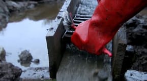 Inka placerar stenstoppare i rännan