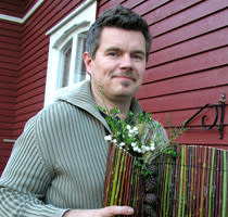 Owe på väg att hänga upp dörrdekorationen
