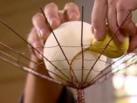 Övre delen byggs upp kring en boll av stickmassa