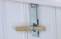 Skruva fast en hasp