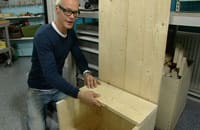 Jim provar taket på lådan