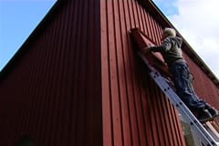 Nu skall den färdiga holken sättas upp
