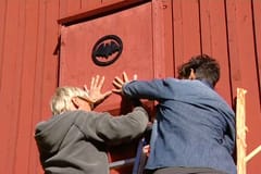 Att sätta upp holken är lättare om man är två