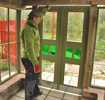 Johan beundrar de nyinstallerade dörrarna