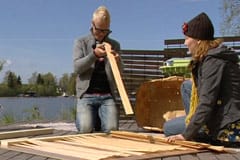 Jim kollar spånorna inför flätningen