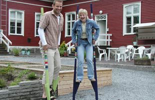 Matias och Ann-Louise övar sig i styltgång