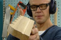Jim inspekterar skåran för dekorationslisten