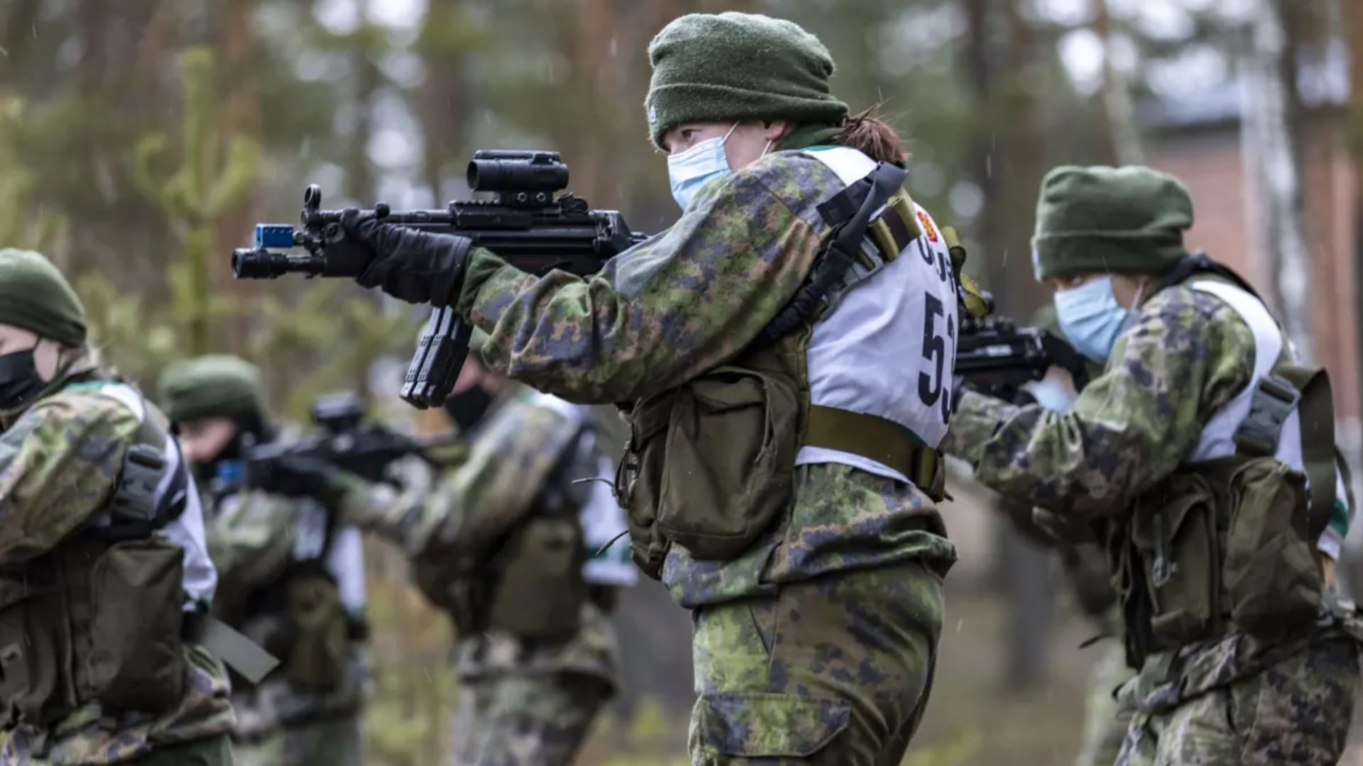 Lähes 300 naista haki erikoisjoukkojen reserviin | Yle Uutisluokka Triplet  | Yle Areena