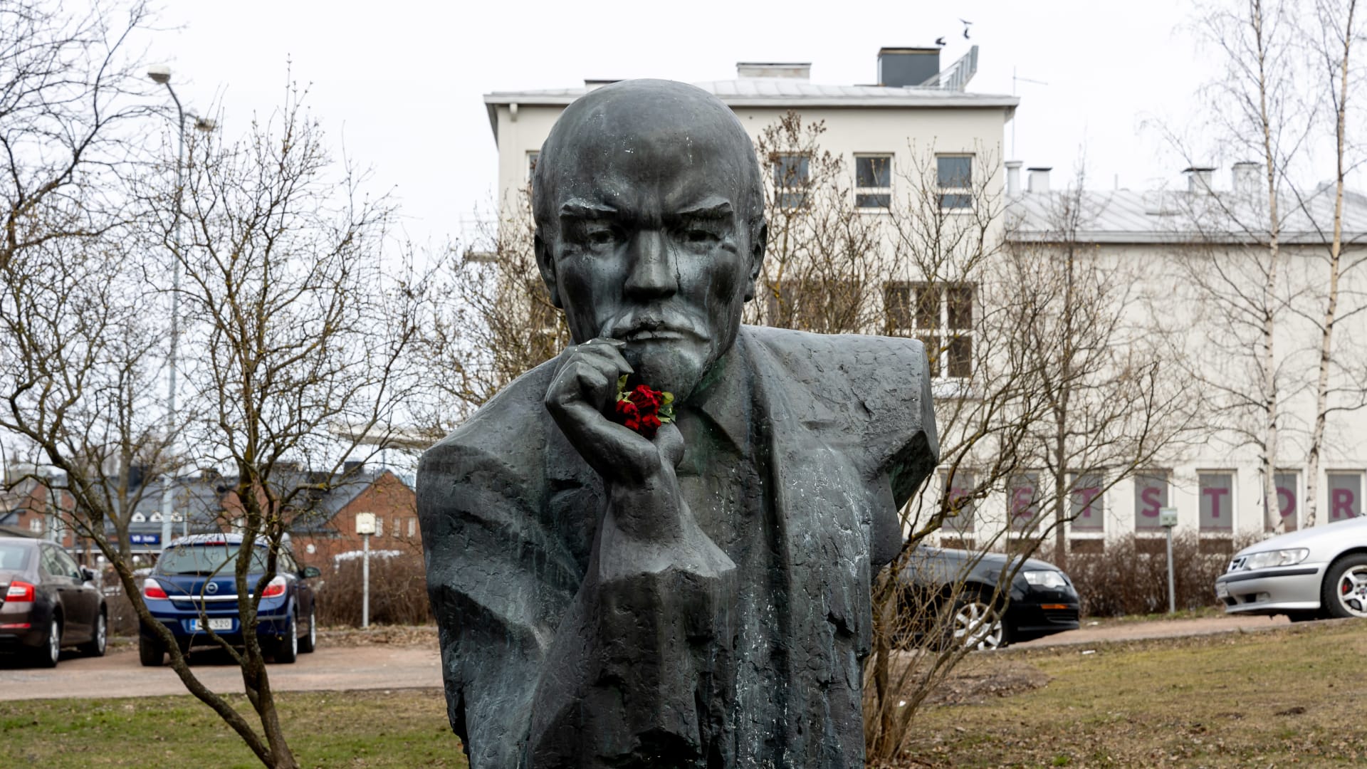 Снести памятники ленину. Памятник Ленину в Финляндии. В Финляндии демонтировали последний в стране памятник Ленину. Последний памятник Ленину снесли в Финляндии. Памятник Ленину в котка Финляндия.