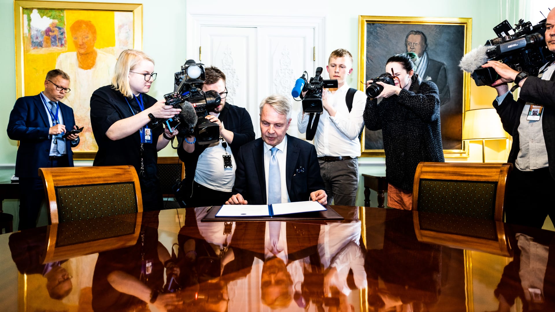 Ulkoministeri Haavisto Allekirjoittaa Hakemuskirjeen Natolle | Yle ...