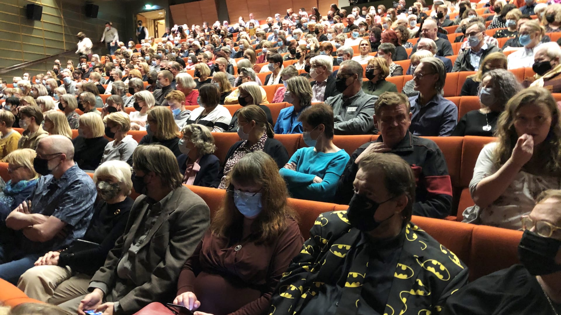Teatterissa tunkua - yleisö innoissaan, kun pääsee taas katsomoon | Yle ...
