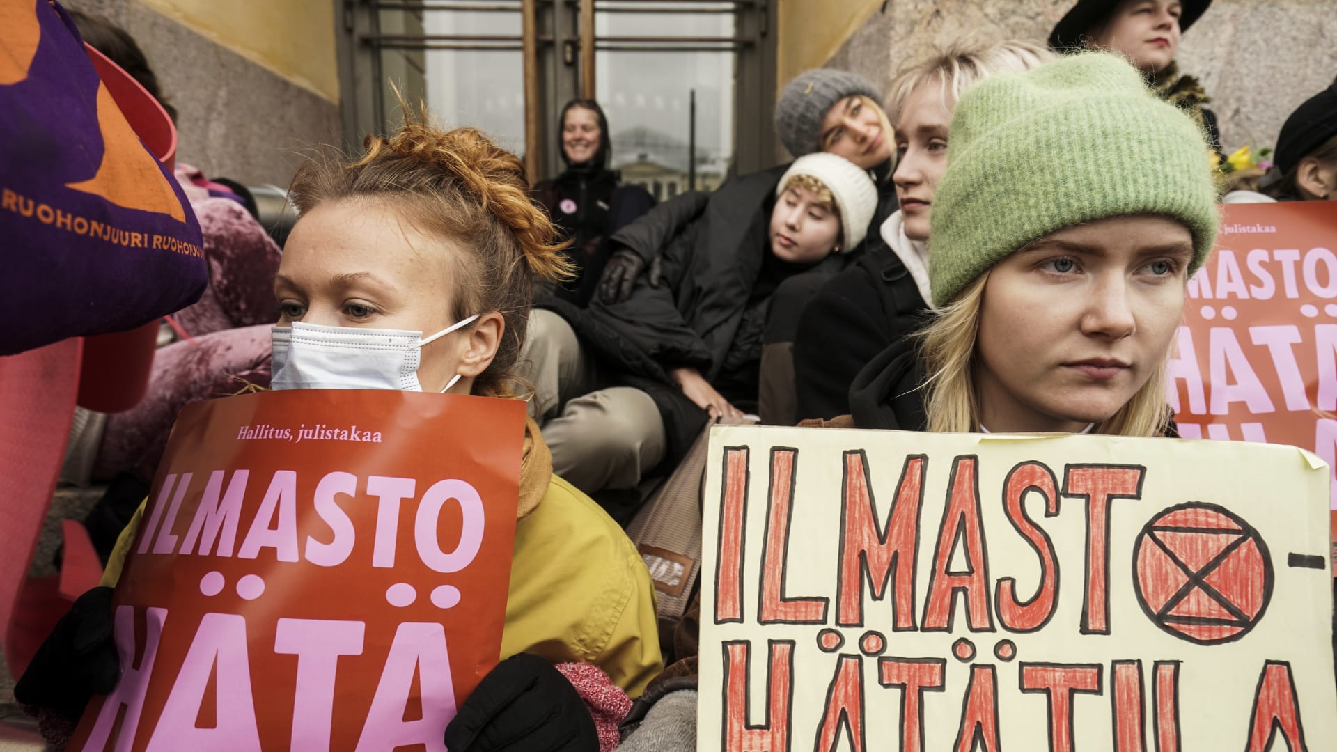 Elokapina Aloittanut Mielenilmaisun Valtioneuvoston Linnalla | Yle ...