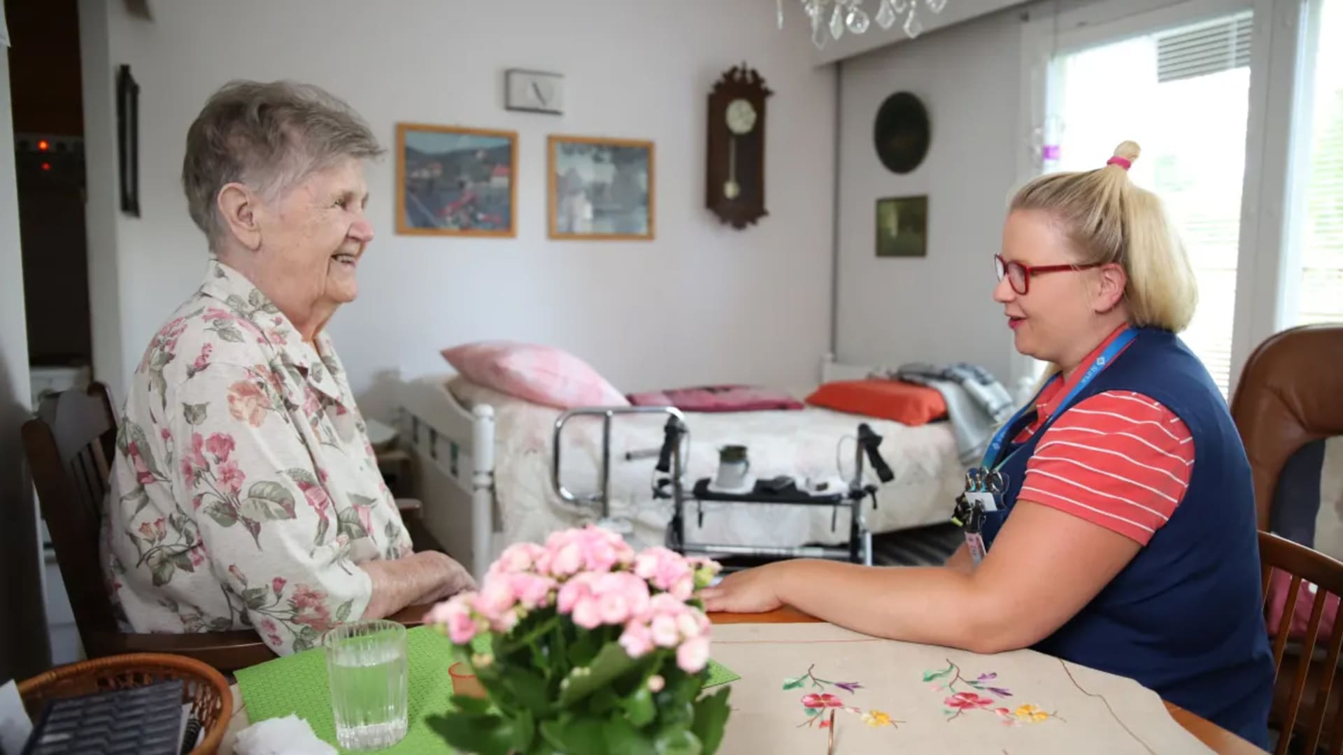 Hallitus Aikoo Kirjata Hoitajamitoituksen Lakiin Elokuussa 2020 | Yle ...