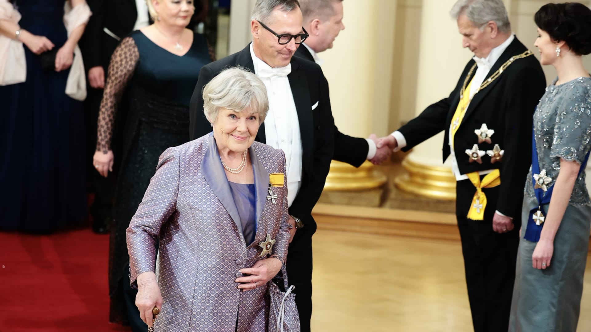 Elisabeth Rehn Saapui Ensimmäisenä Linnan Juhliin | Yle Arenan