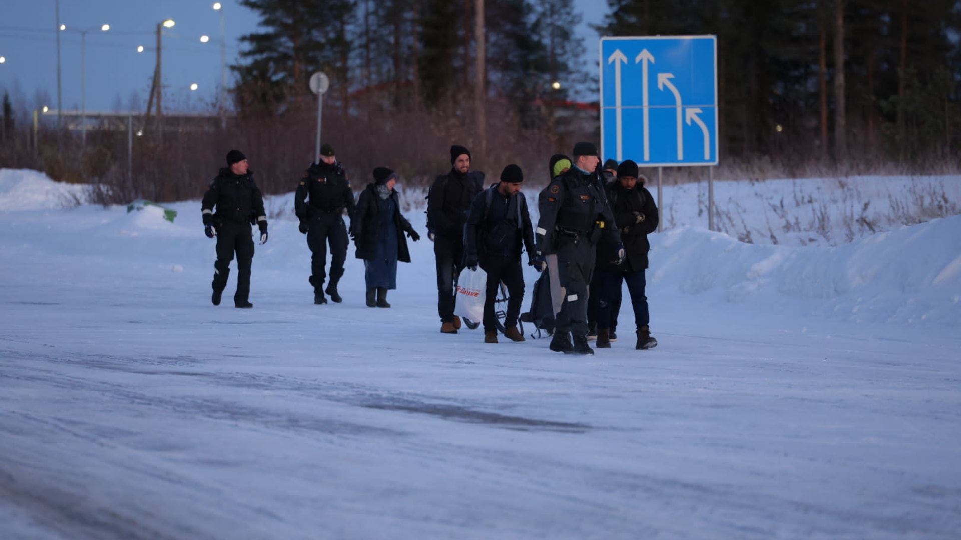 Yön Aikana Kaakkoisrajalle Saapunut 34 Turvapaikanhakijaa | Uutisvideot ...