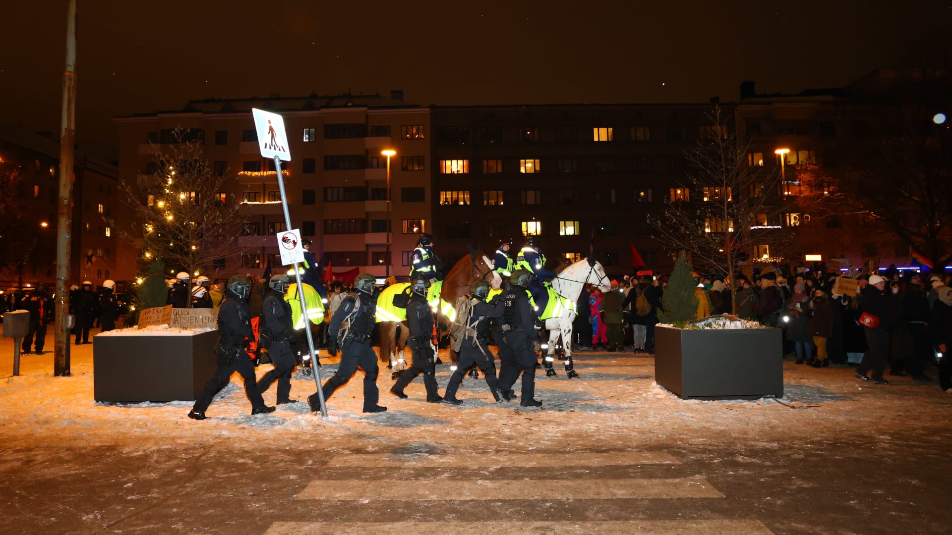 Poliisi Otti Kiinni Helsinki Ilman Natseja -mielenosoituksessa ...