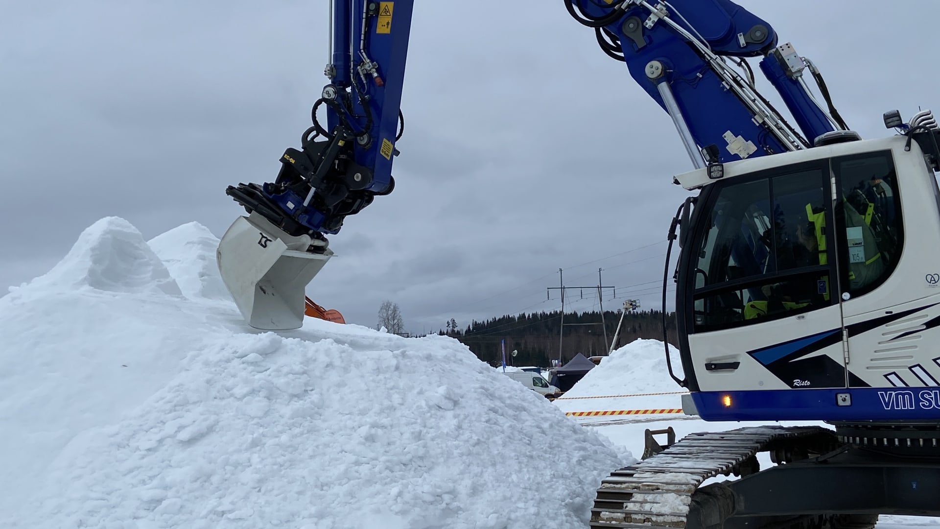 Katso Miten Kaivinkoneella Syntyy Lumitaidetta Yle Pirkanmaan Videot 