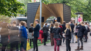 Pauhu-puupaviljongin verran eläväisempi Hämeenkatu. Tampereen Arkkitehtuuriviikot 2015. Pauhu-paviljonki