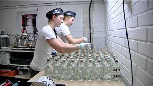 Marianne Aheinen och Juulia Rinta sätter korkar på flaskorna. Marianne Aheinen och Juulia Rinta sätter korkar på flaskorna.
