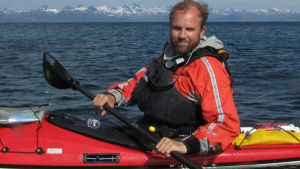 Roope Roine har över 20 års erfarenhet av guidade utflykter och expeditioner både på land och till havs. paddlingsguiden roope roine i sin kajak