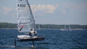 NJK:s Lauri Lehtinen flyger fram i sin moth jolle. NJK:s Lauri Lehtinen med sin mot jolle.