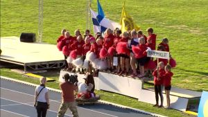 Bobäcks skola och WhoooWhoo i sitt bo. Bobäcks skolas hejarklack med maskot på prispallen på stafettkarnevalen 2017.
