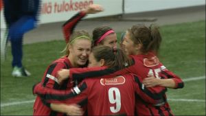 PK-35 är mästare igen. PK-35 firar Eveliina Parikkas 2-0 mål i cupfinalen 2013.