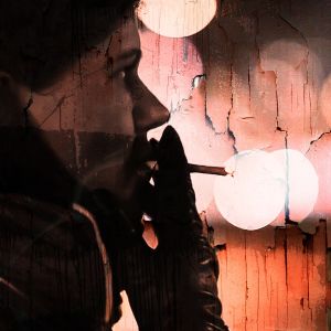 Tupakoivan naisen profiili, käsitelty kuva