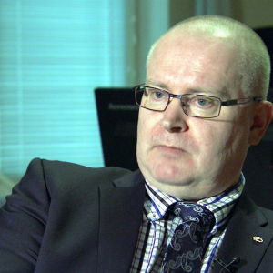 Jari Lindström är arbetsminister och sannfinländare. 