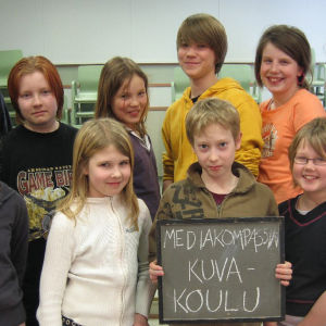 Mediakompanssin kuvakoulun luokkakuva.
