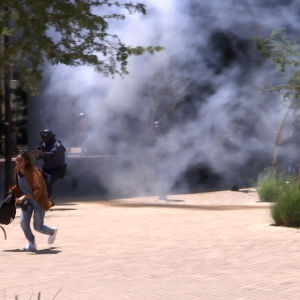 Opiskelijat juoksevat kampuksella poliisia karkuun