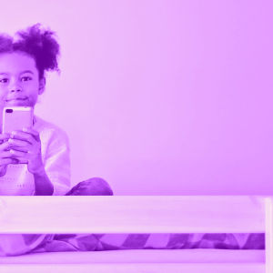 Tekstit: Lapsi ja älypuhelin, Digitreenit, yle.fi/oppiminen. Kuvassa lapsi kännykkä kädessä.