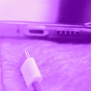 Tekstit: Kuvien siirto, Digitreenit, yle.fiu/oppiminen. Valokuvassa tietokoneen usb-portti.