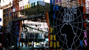 Under Live Aid-konserterna samlade artisterna in pengar för att hjälpa den svältande befolkningen i Etiopien 1985. Live Aid på JFk Stadium i Philadelphia 1985