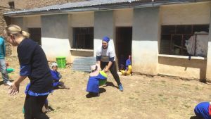 Kapua-teamet bekantar sig på ort och ställe med hur pengarna som samlas in används. Marjaana Hoikkala leker med barn i Bolivia.