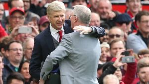 Arsène Wenger och Sir Alex Ferguson gav varandra en kram. Arsène Wenger.