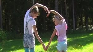 Kuva Amandan ja Jasminin Ole mulle kaveri -videolta. Amanda Rajaniemi, Jasmin Pikkarainen