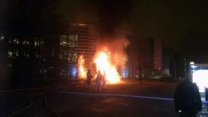 Branden orsakade stor rökutveckling. Den brinnande skulpturen med med brandmän i förgrunden.