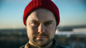 Verneri Pohjola Pekka-levyn kannessa. Verneri Pohjola. Pekka-levyn (2017) kansikuva.